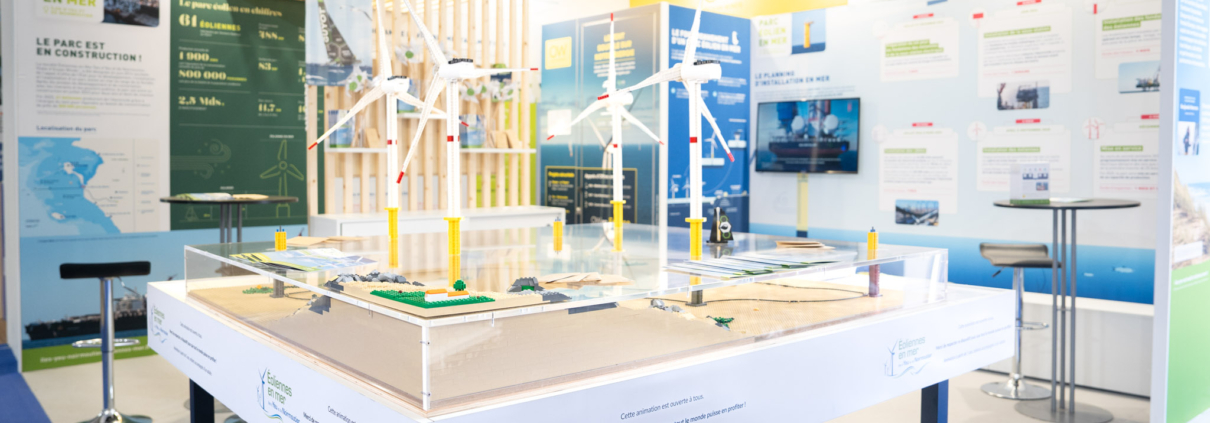 Vitrine stand Eolienne en mer